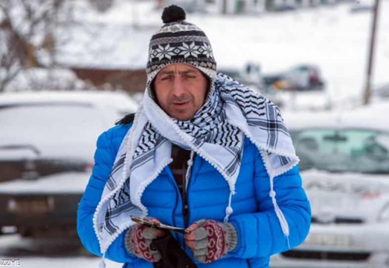 ვინ არის მამაკაცი, რომელმაც სანდრა რულოვსი და ნინი ბადურაშვილი ვერ იცნო