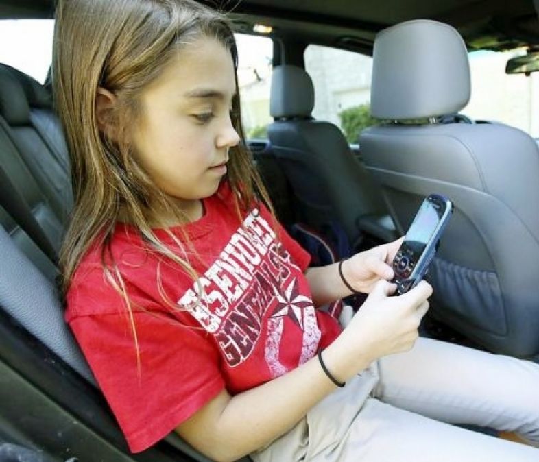 რომელ ასაკში როგორი მობილური ტელეფონი უნდა ჰქონდეს ბავშვს?