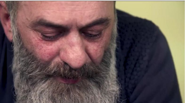 მკვლელი ვე­ფხია ბაქ­რა­ძე ორი მცი­რე­წლო­ვა­ნი შვი­ლის თვალ­წინ 25 წლის გერის მკვლელობის მომენტს იხსენებს - ბარნოვის ქუჩაზე მომხდარი ტრაგედია (+18)