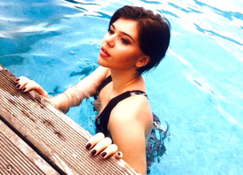 სექსუალური მარიტას ვნებიანი ფოტოსესია აუზზე