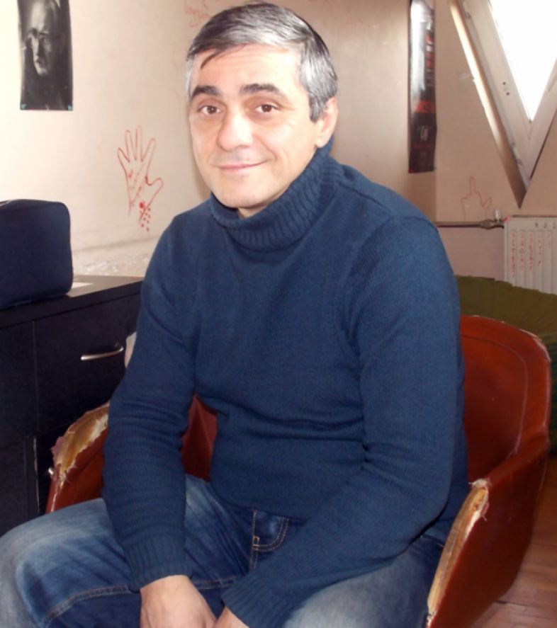 როგორ მოირგო მალხაზ აბულაძემ აგრესიული ქმრის როლი ''ჩემი ცოლის დაქალებში''