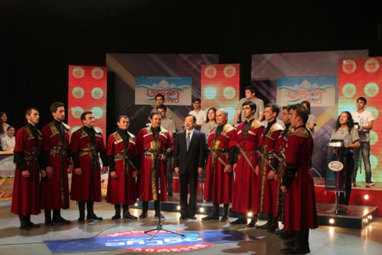 იაპონიის ელჩის მიერ „ეტალონში“ შესრულებული სიმღერა „თბილისო“