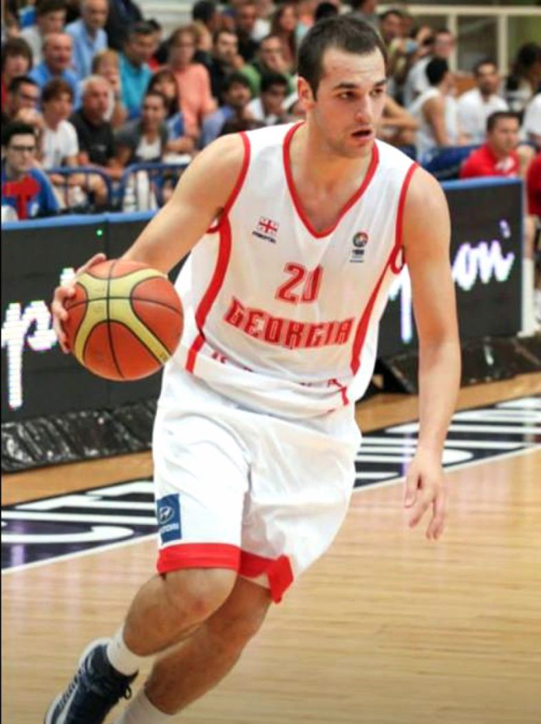 ახალი სახე ქართულ კალათბურთში - რით ცდილობენ დუდა სანაძის ყურადღების მიპყრობას გოგონები 