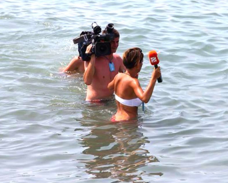 როგორ აღმოჩნდა "რუსთავი 2''-ის ჟურნალისტი შუა ზღვაში მიკროფონით ხელში