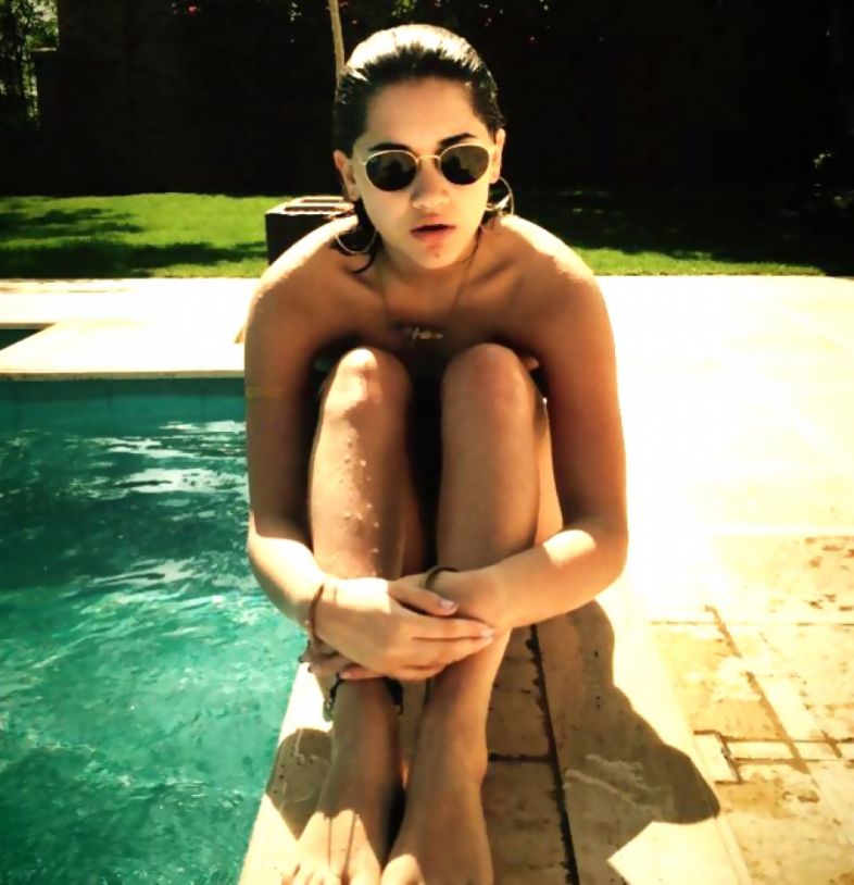 ლიზა ყენიას სკანდალური ფოტოსესიის შემდეგ საბრინას ამსგავსებენ - „უსწავლელად ფეხებს მიიღებ ამ ცხოვრებაში“