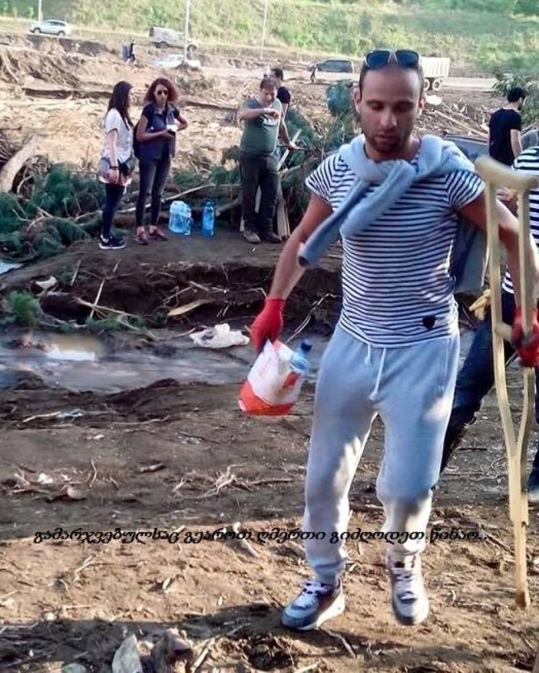 ვინ არის ბიჭი, რომელიც სამშობლოს მოსავლელად ყავარჯნებით გამოვიდა 