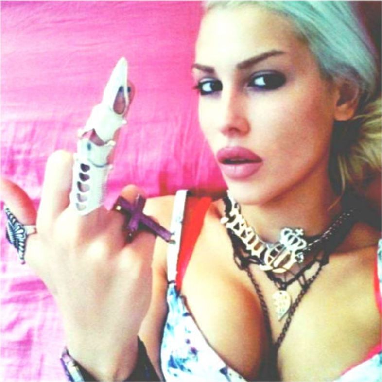 ნუკა კვალიაშვილის მიმართვა ხალხს - ''ვისაც არ მოგწონვართ, თქვენი დედებიც ვატირე სათითაოდ...''