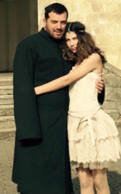 "არ მინდოდა მოდელობა, მაგრამ მამის ხათრით დავიწყე" - მამა პეტრე კვარაცხელიას ქალიშვილის ინტერვიუ სკანდალური ფოტოების გავრცელების შემდეგ