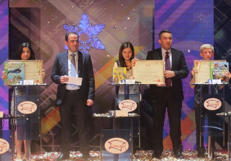 2012-2013 სასწავლო წლის ''ეტალონი მოსწავლე'' თელაველი თეონა სეხნიაშვილი გახდა