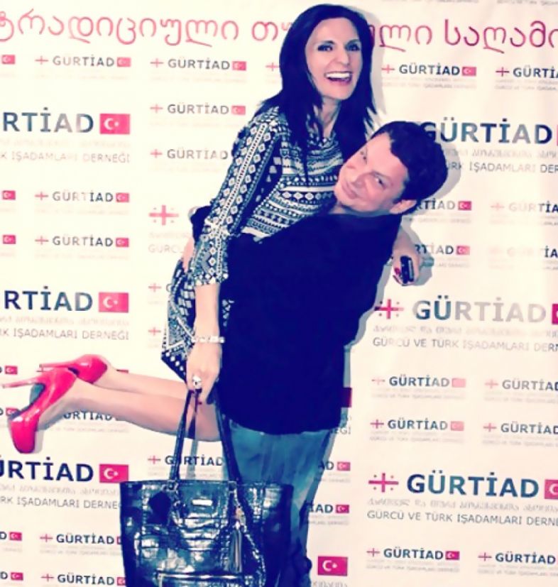 ზალიკო ბერგერმა დეპუტატი ანი მიროტაძე ხელში აიტაცა