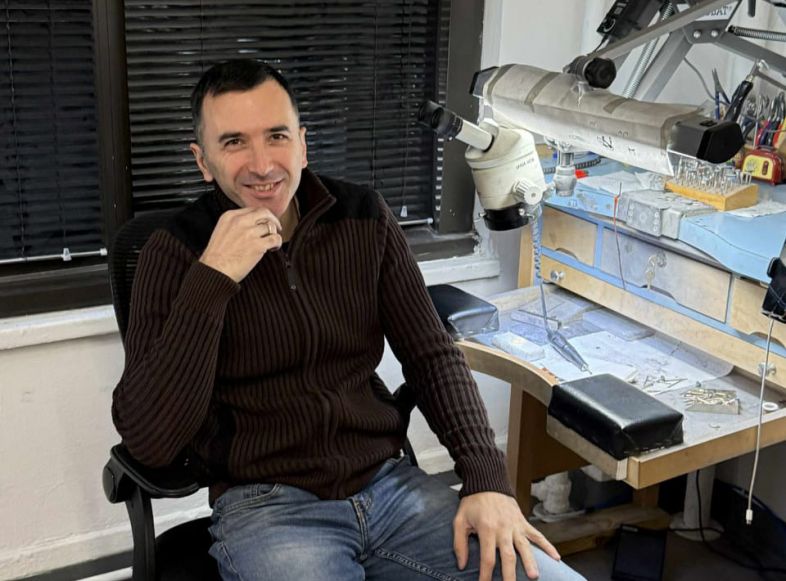 ფერისა და რწმენის შერწყმა: რევაზ რევაზიშვილის მოგზაურობა ტიხრულ მინანქარში