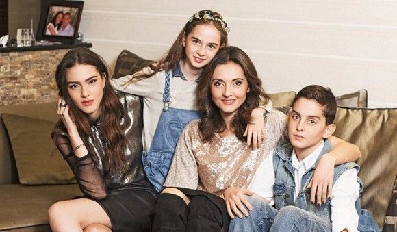 ულამაზესი თაკო ნაცვლიშვილის ოჯახის წევრები - და-ძმა და ცნობილი მშობლები