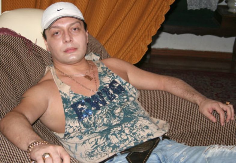 გია სურამელაშვილს ფეხსაცმელს საკუთარი დაცვის წევრი აცმევს