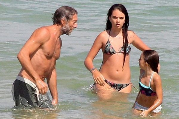 მონიკა ბელუჩის ქალიშვილები მამასთან ერთად ისვენებენ - ნახეთ, პაპარაცული ფოტოები ბრაზილიის სანაპიროდან 