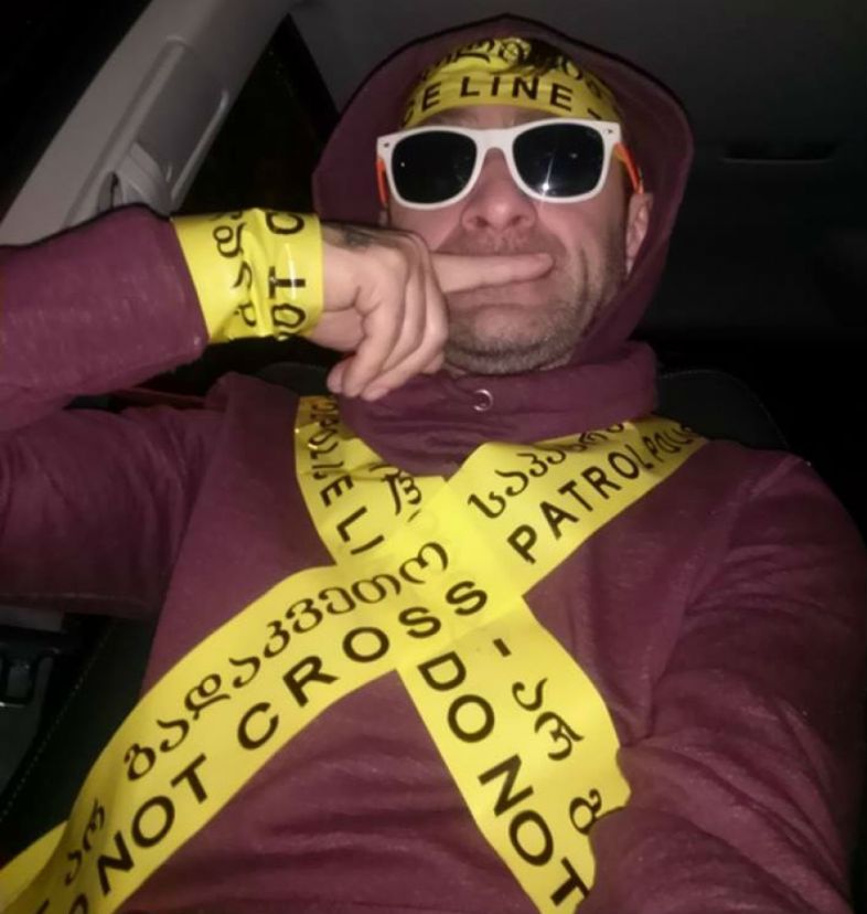 ჩხუბი ჰელოუინზე - „ერთმანეთს დასცხეს ზორომ, ლურჯმა კაცმა, ბებიამ და სატანამ...“