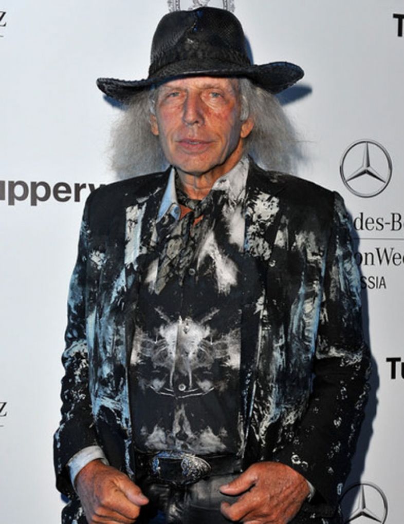 ეპატაჟური მილიარდერი მოდური დიზაინერი გახდა