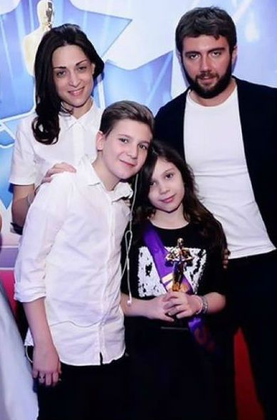 ნოე სულაბერიძის და ეკა სამხარაძის შვილი საკუთარ დაბადების დღეზე ვარდისფერი ლიმუზინით მივიდა