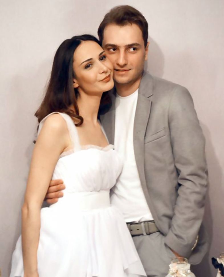 ჰგვანან თუ არა გიორგი ბახუტაშვილის სერიალის და რეალური ცოლი ერთმანეთს