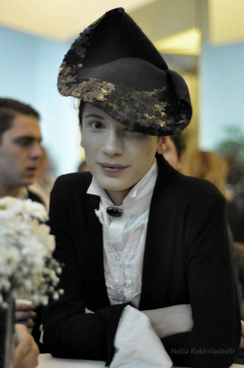 რატომ დაიდგა თავზე რქები და „მაცხოვრის გვირგვინი“ ჯორჯ ჯეი ბიმ