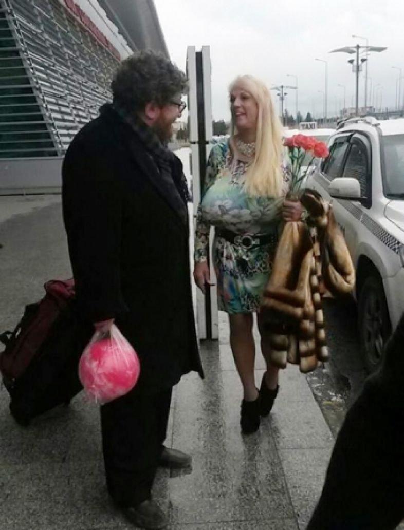  დამანგრეველი ძუძუების მქონე სიუზან საქსს აეროპორტში ჭოლა ყვავილებით დახვდა (+პაპარაცული ფოტოები)