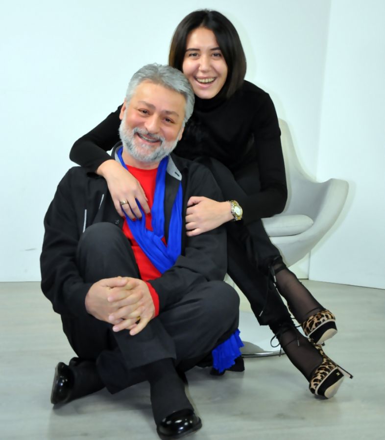 ვინ არის ქალი, რომელიც გია ჯაჯანიძესა და მაკა შალიკაშვილს შორის ჩადგა