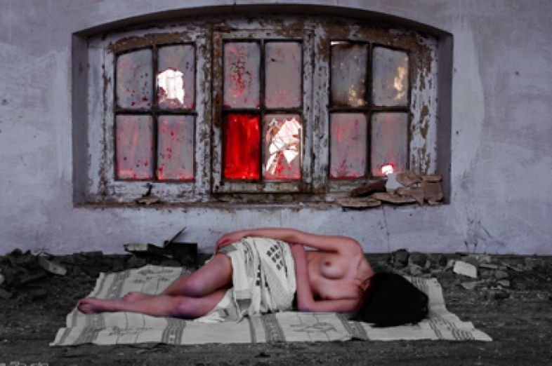 ქართული ნუდი და მიტოვებულ სახლში გამართული შიშველი ფოტოსესია