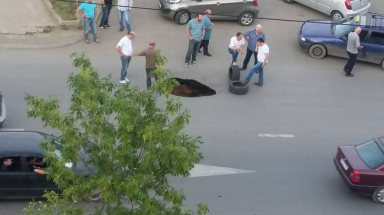 ასფალტი თბილისის კიდევ ერთ უბანში ჩავარდა. შემთხვევა თემქაზე მოხდა