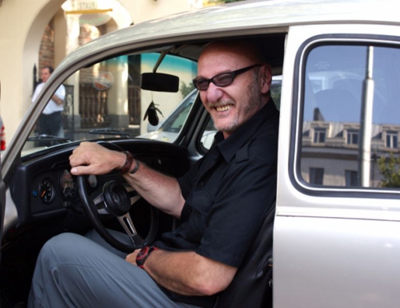 ჰიტლერისდროინდელ და ასლან აბაშიძის ნაქონ მანქანაში რომა რცხილაძეს შხაპი აქვს