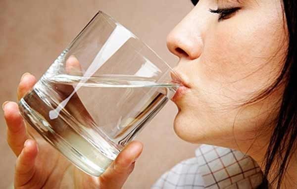 რატომ უნდა დალიოს ყველა ქალმა დილით 1 ჭიქა ცხელი წყალი