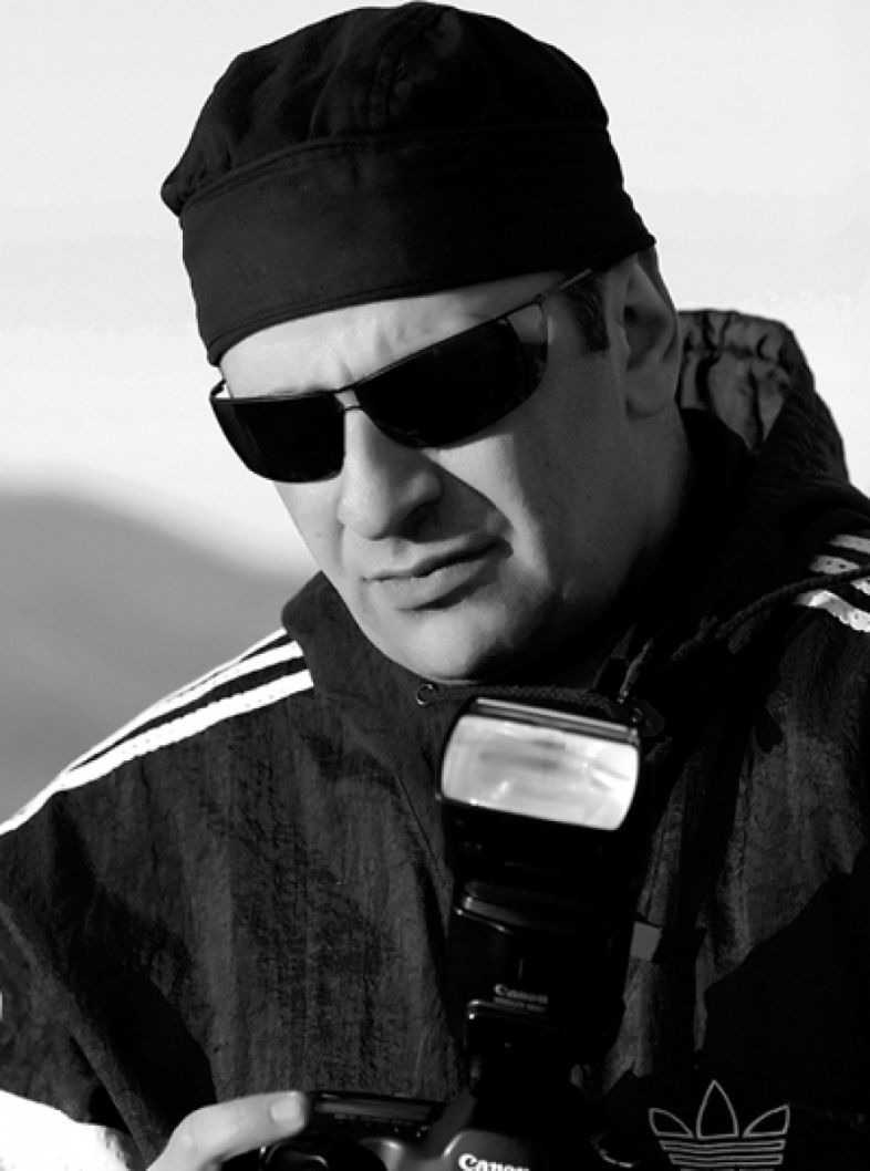 ქანდაკებად ქცეული ფოტო და ცაზე გამოსახული ორი ცისარტყელა