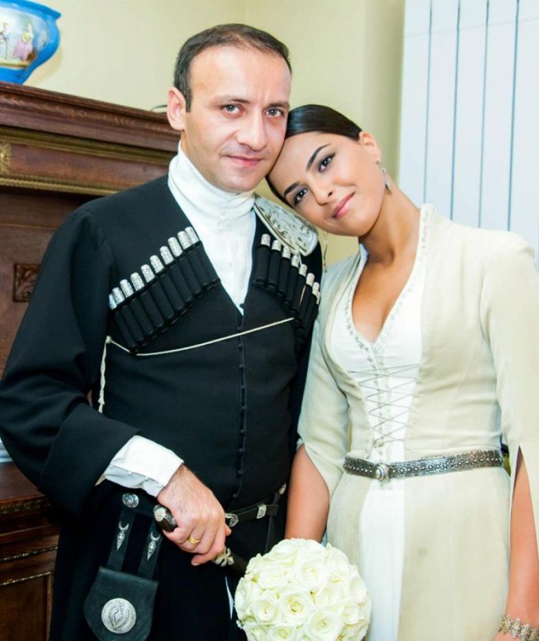 სერიალ ''დეტექტივების'' მსახიობ სალომე ფაღავას ბიჭი შეეძინა