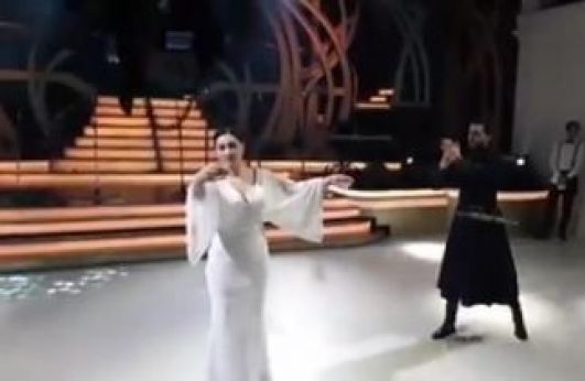 საბა კემულარიასა და მისი მეუღლის ულამაზესად შესრულებული ქართული ცეკვა - კადრები მომღერლის ქორწილიდან