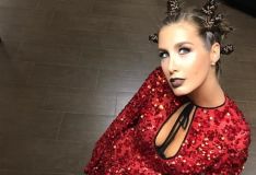 ქართული შტრიხები ქეთა თოფურიას ვარცხნილობაში და გამჭვირვალე ქვედა ბოლო - მომღერალმა კრემლში გამართულ კონცერტზე ორიგინალური იმიჯი მოირგო
