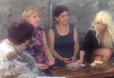 ნინა წკრიალაშვილს სოფელში პაპარაცული ფოტოები გადაუღეს - ნახეთ, როგორ მუშაობს ტელეწამყვანი