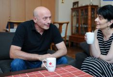 "...დავიჯერო ისე წავალ ამ ქვეყნიდან, რომ მელიქიშვილის გამზირზე აღარ გავივლიო?" - დოიჯაშვილის მეუღლე მომღერლის მდგომარეობაზე, შვილებსა და ისრაელში ცხოვრებაზე