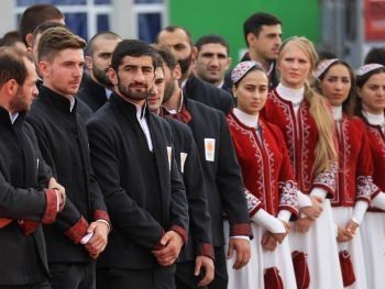 ვინ შექმნა ოლიმპიელების სამოსის დიზაინი, რომელმაც საზოგადოება აალაპარაკა